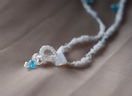 The clasp, make with a crackle glass bead.
